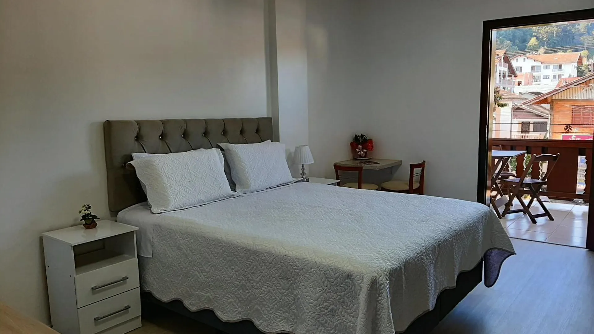 Hospedagem Da Escultora Treze Tílias